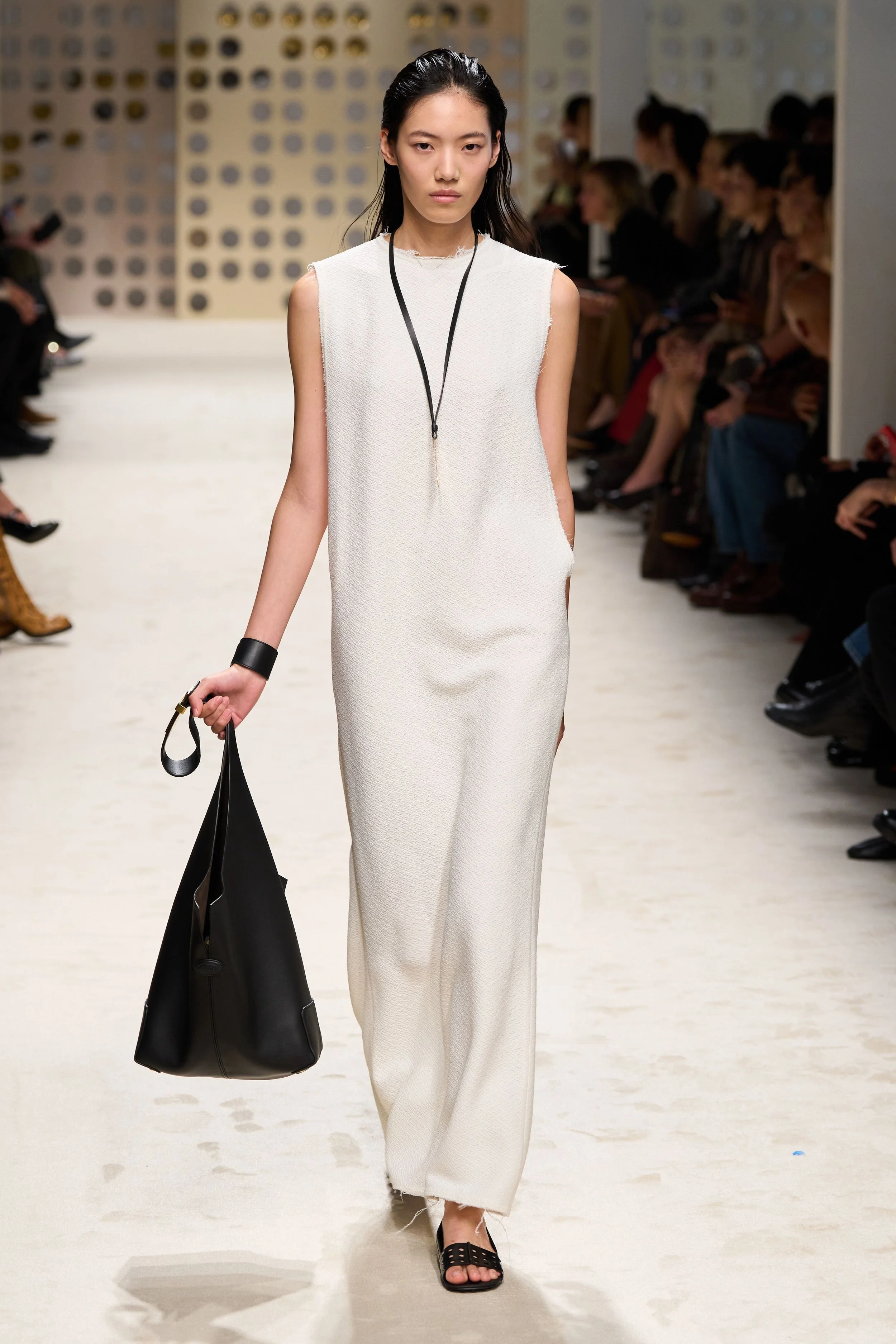 TOD'S SS26 - SHOW REPORT - BEHIND THE BLINDS —